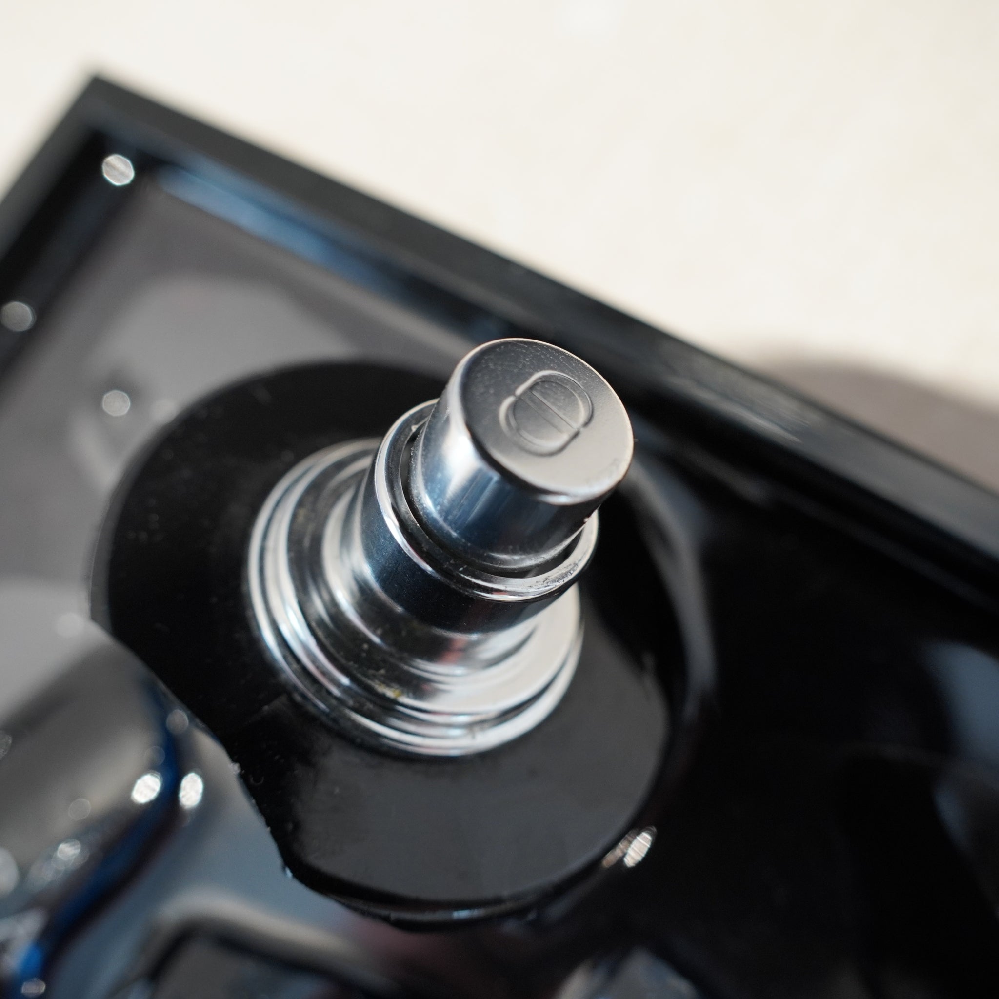 Dior Sauvage – Obraz z Rozbitego Flakonu